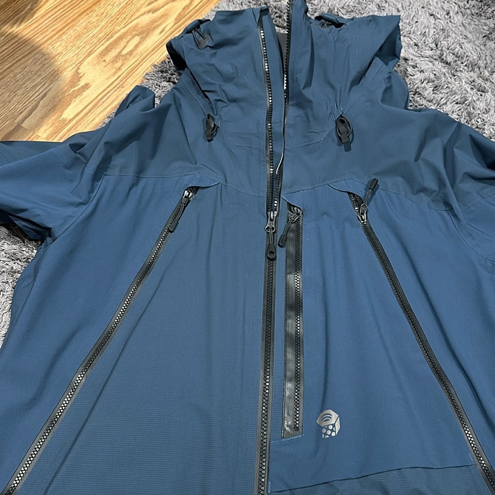 Incredibly nice Mountain Hardwear ski jacket